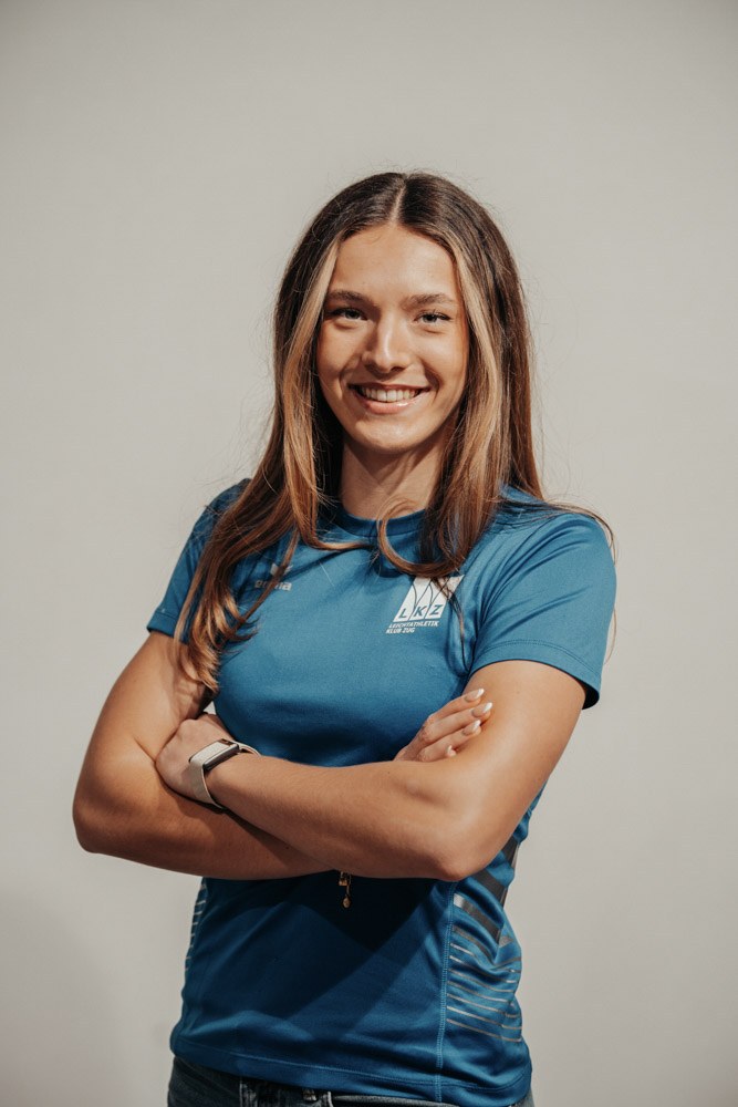Porträt von Milla Tonazzi im LK-Zug-Shirt